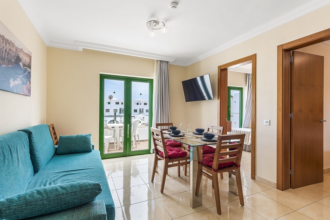 ein Wohnzimmer mit einer Couch und einem Esstisch