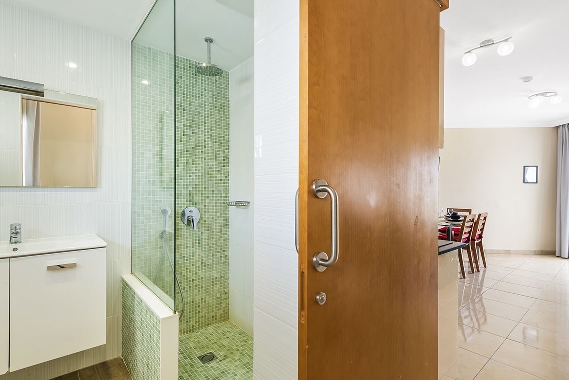 ein Badezimmer mit einer Dusche und einem Waschbecken