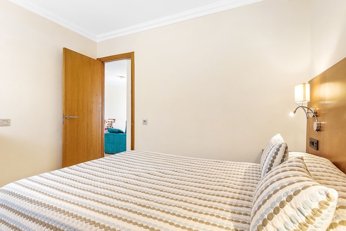 ein Schlafzimmer mit einem Bett und einer Tür