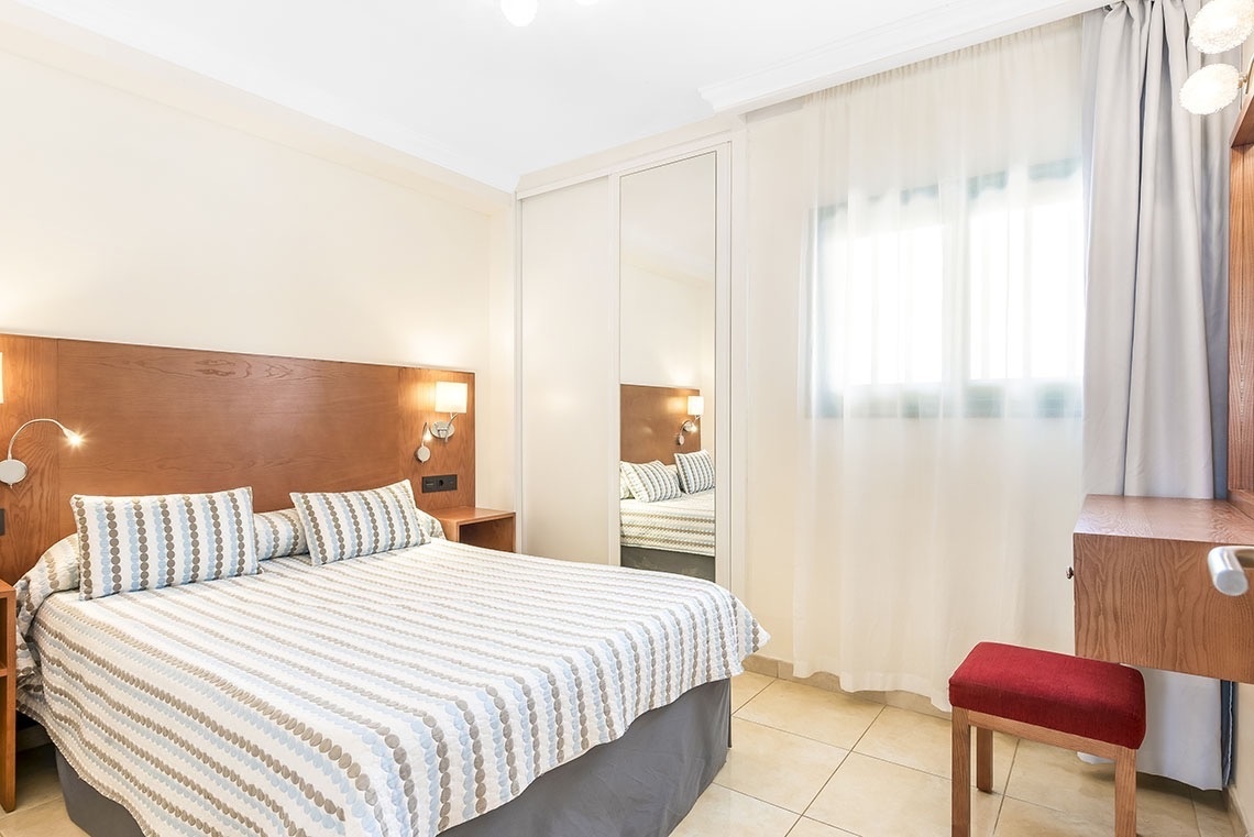 ein Hotelzimmer mit einem Bett und einem Stuhl