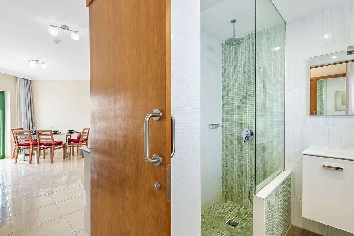 ein Badezimmer mit einer Dusche und einem Waschbecken