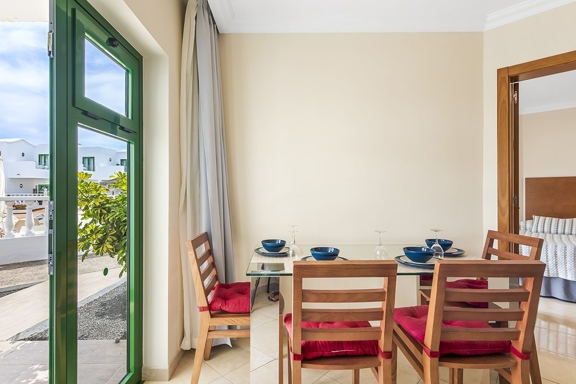 ein Esszimmer mit einem Tisch und Stühlen und einem Fenster