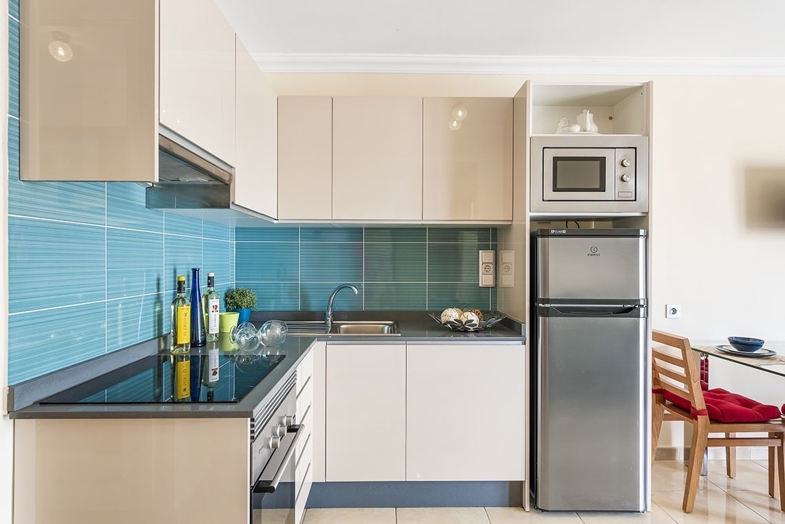 eine kleine Küche mit einem silbernen kühlschrank von electrolux