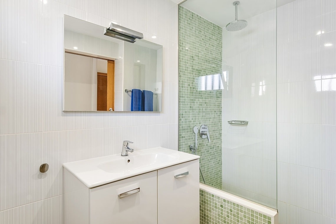 ein Badezimmer mit einem Waschbecken und einer Dusche