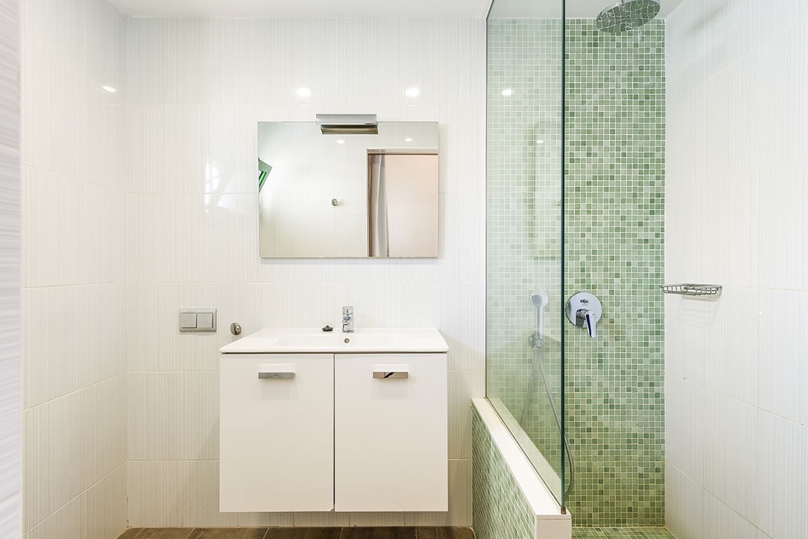 ein Badezimmer mit einem Waschbecken und einer Dusche