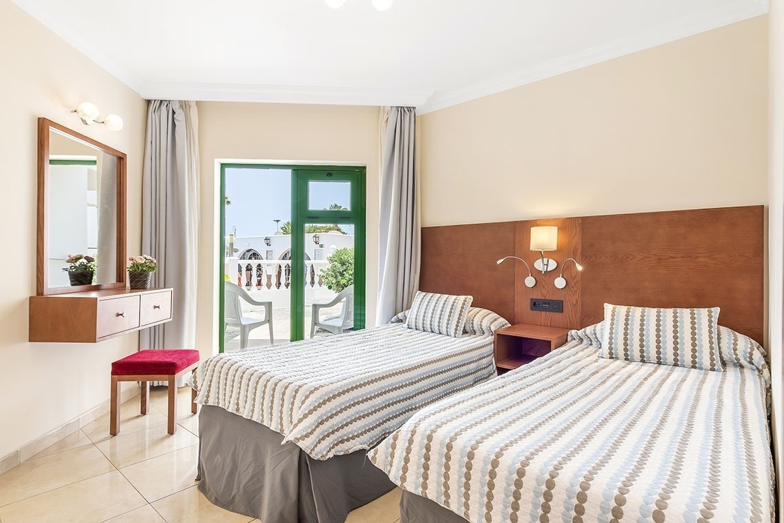 eine Hängematte auf einem Balkon mit Blick auf das Meer