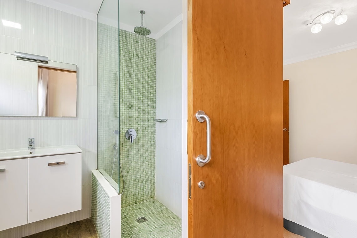 ein Badezimmer mit einem Waschbecken und einer Dusche