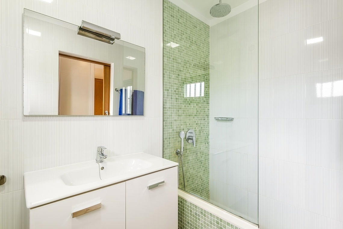 ein Badezimmer mit einem Waschbecken und einer Dusche