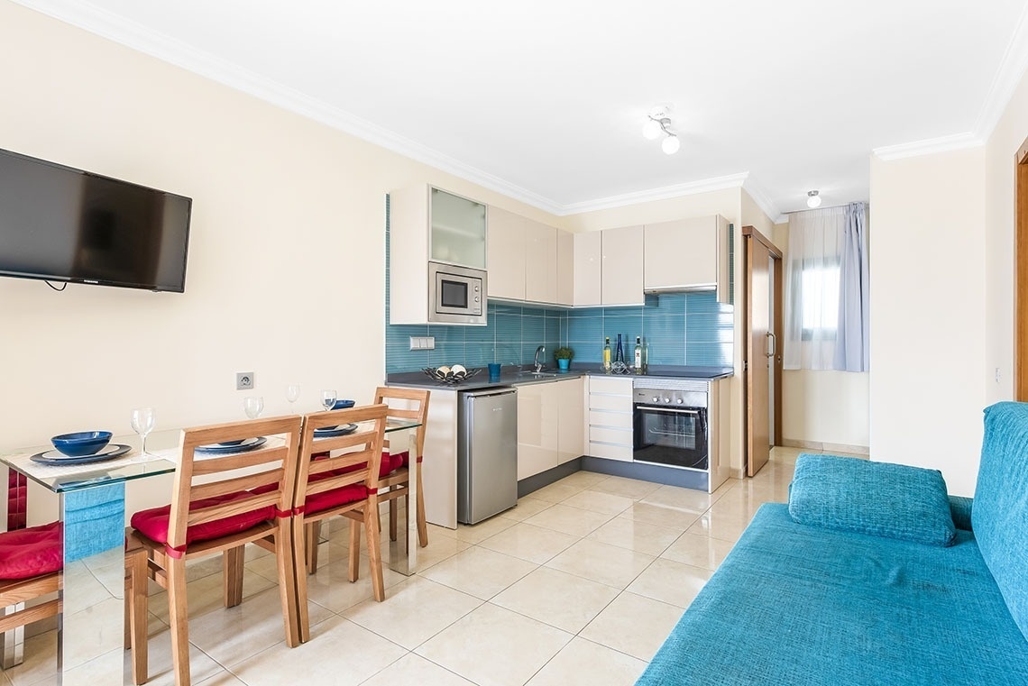 eine Hängematte und ein Sonnenschirm auf einem Balkon mit Blick auf das Meer