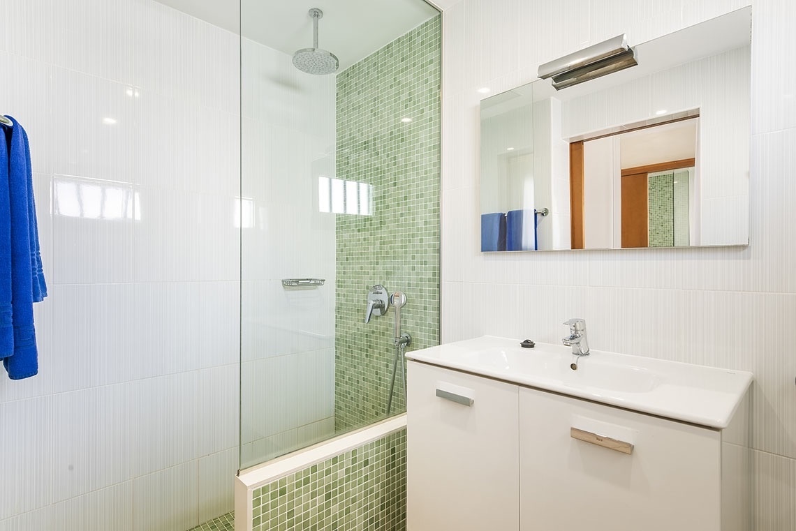 ein Badezimmer mit einem Waschbecken und einer Dusche