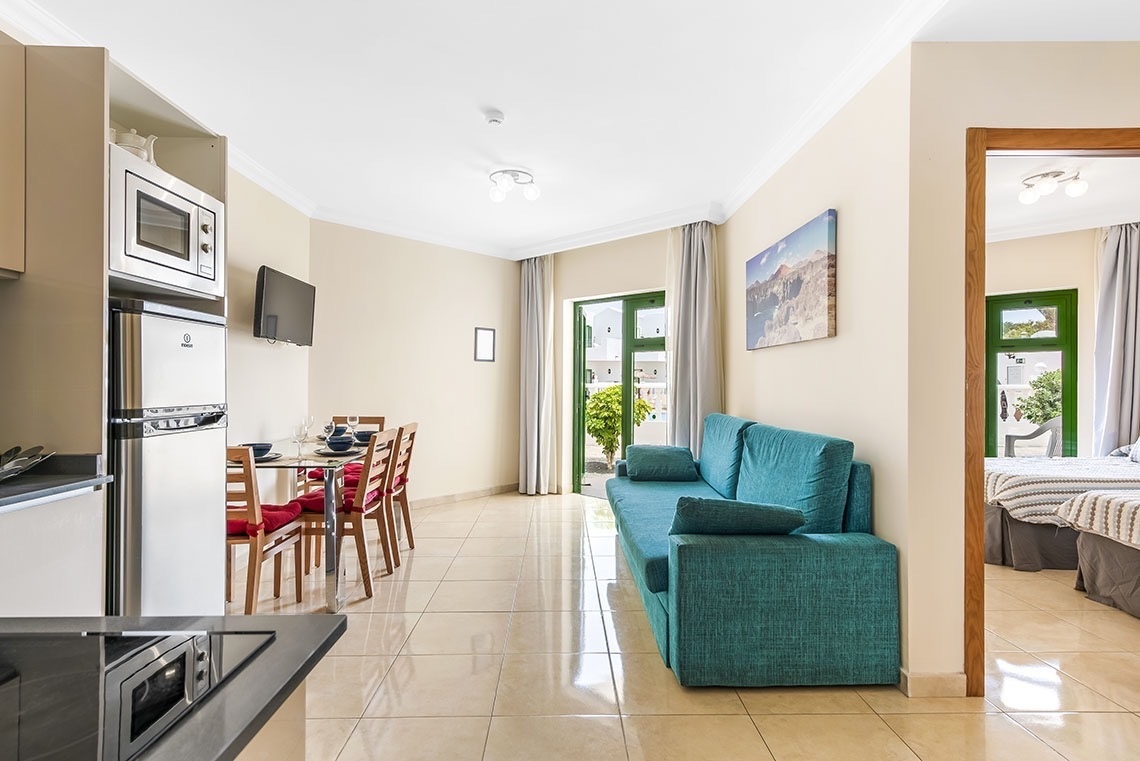 ein Wohnzimmer mit einem blauen Couch und einem Tisch