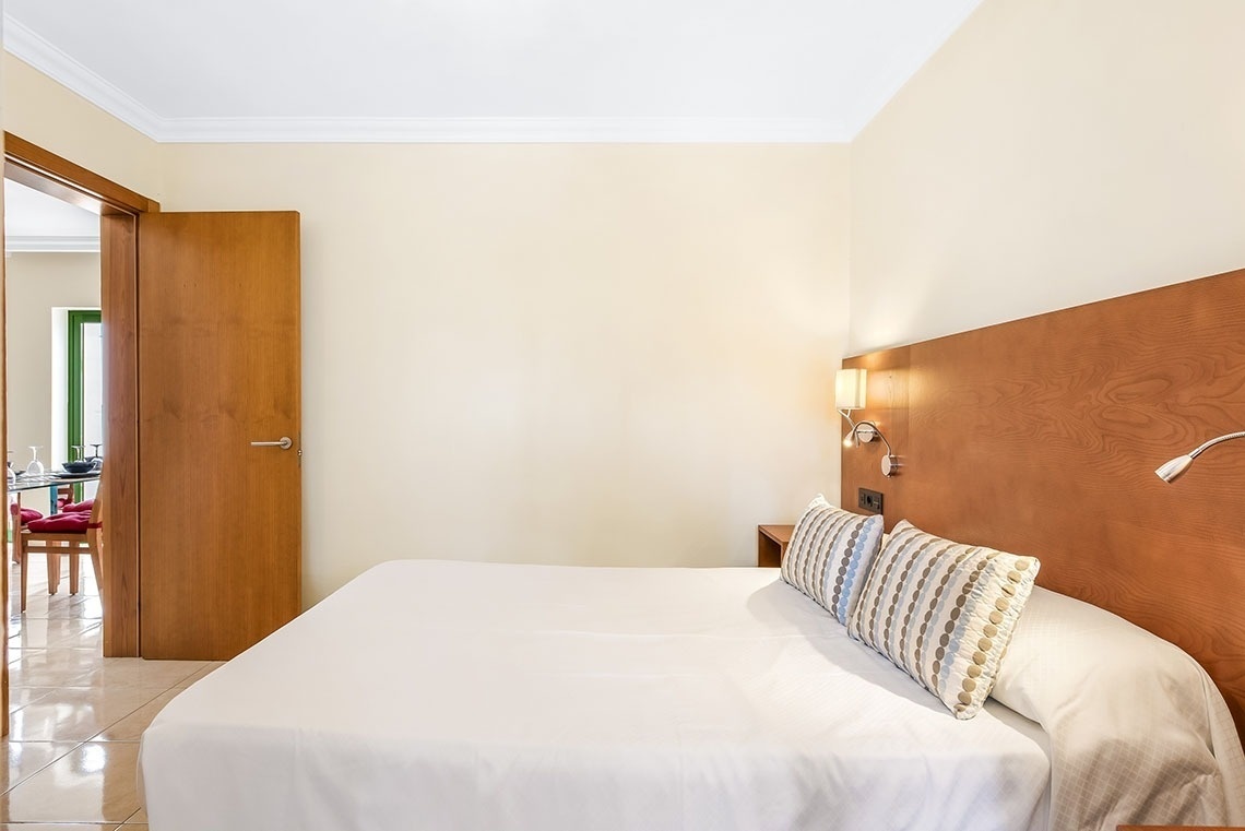 ein Schlafzimmer mit einem Bett und einer Tür