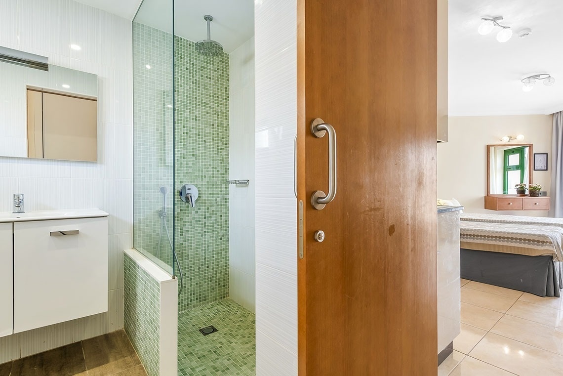 ein Badezimmer mit einer Dusche und einem Waschbecken