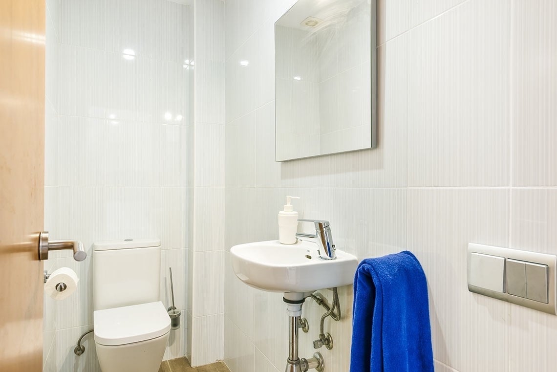 ein Badezimmer mit einem Waschbecken und einer Toilette