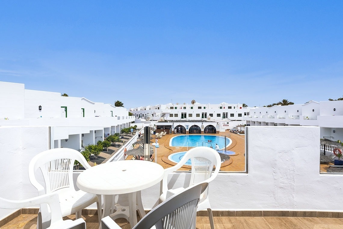 ein Wohnzimmer mit einer blauen Couch und einem großen Fenster