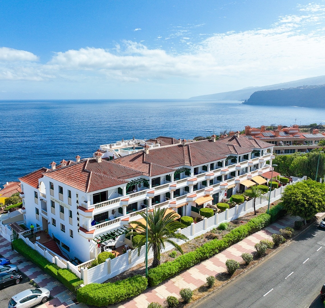 dos toallas azules están sobre una silla junto a una piscina