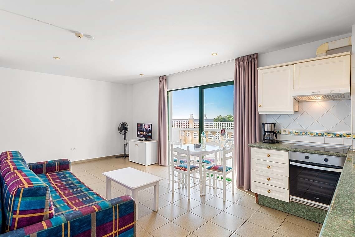 une cuisine avec un canapé et une télévision