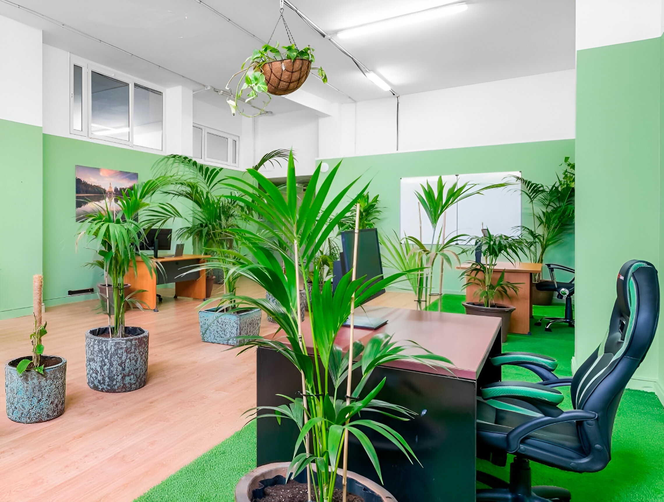 una cama con dosel y una piscina en el fondo