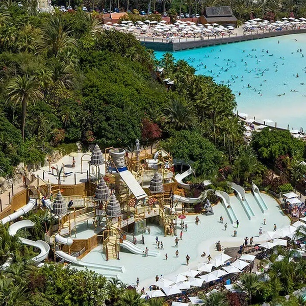 una vista aerea di un parco acquatico pieno di persone .