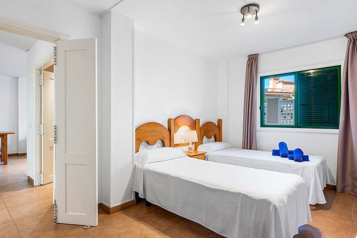 une chambre avec deux lits jumeaux et une fenêtre