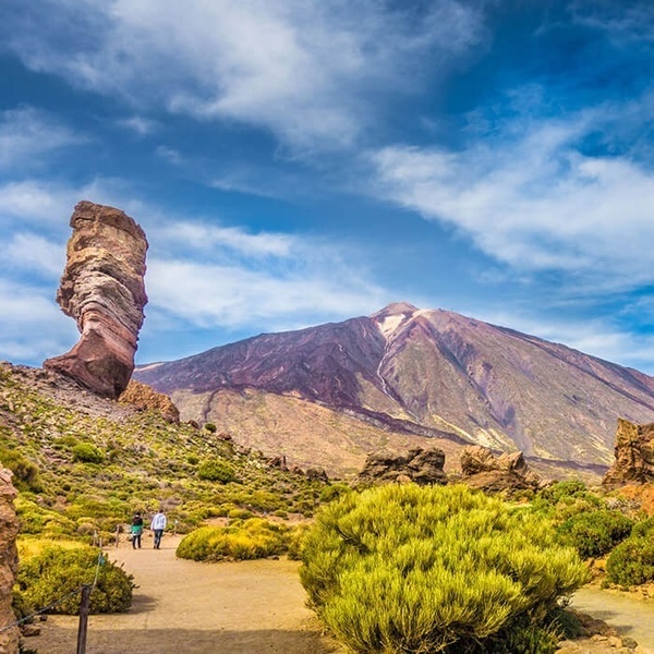 l' edificio è decorato per natale e ha un parco giochi
