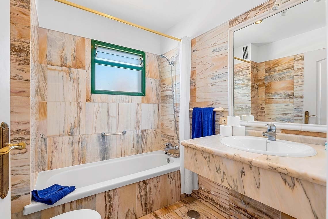 une salle de bain avec un lavabo et une baignoire