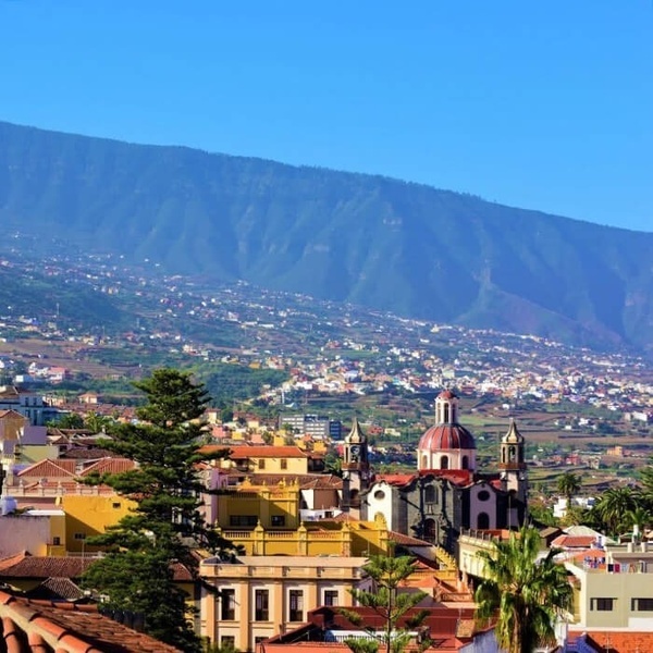 una spiaggia con un ponte sullo sfondo