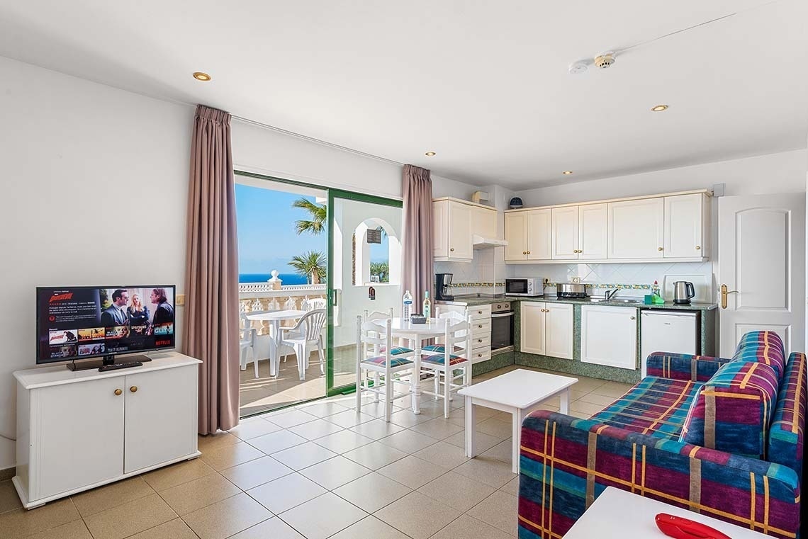 un salon avec un canapé et une télévision avec netflix à l' écran