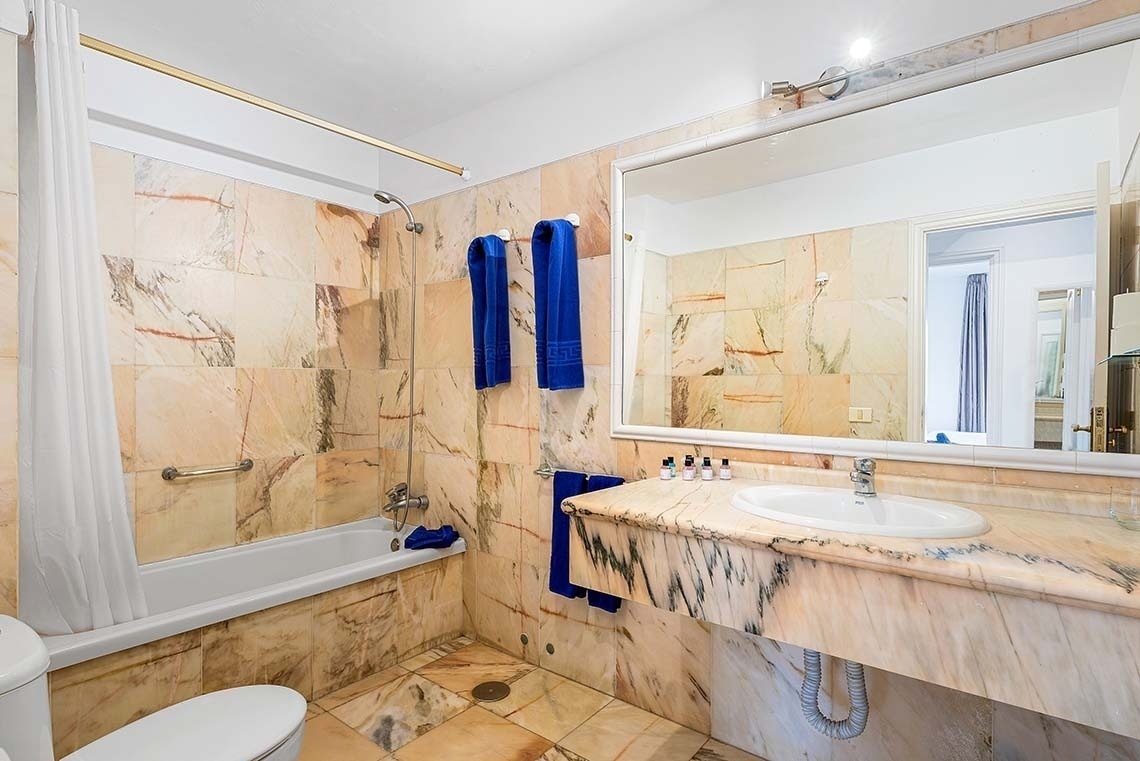 une salle de bain avec un lavabo et une baignoire
