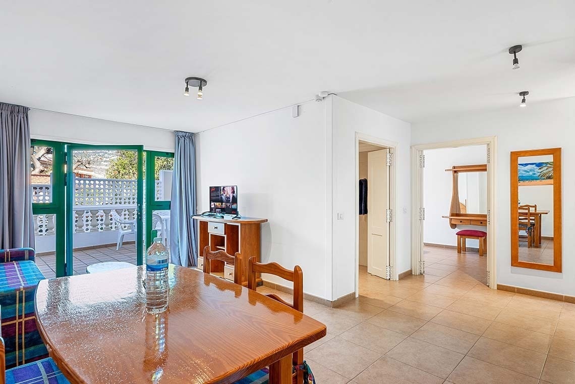 une salle à manger avec une télévision et une bouteille d' eau