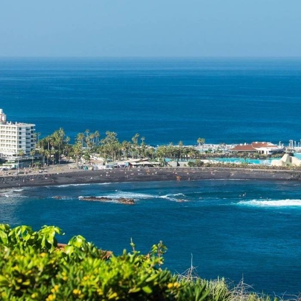 l' ingresso al siammall è decorato con un tappeto rosso e palloncini