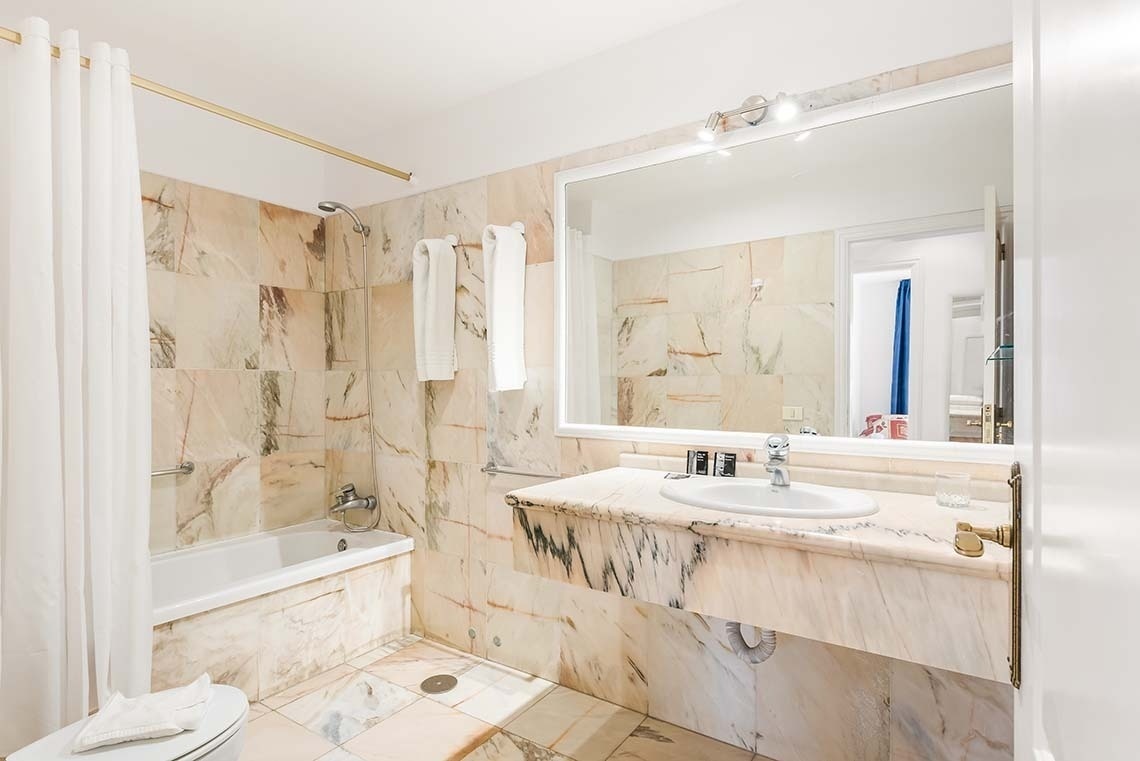 une salle de bain avec un lavabo et une baignoire