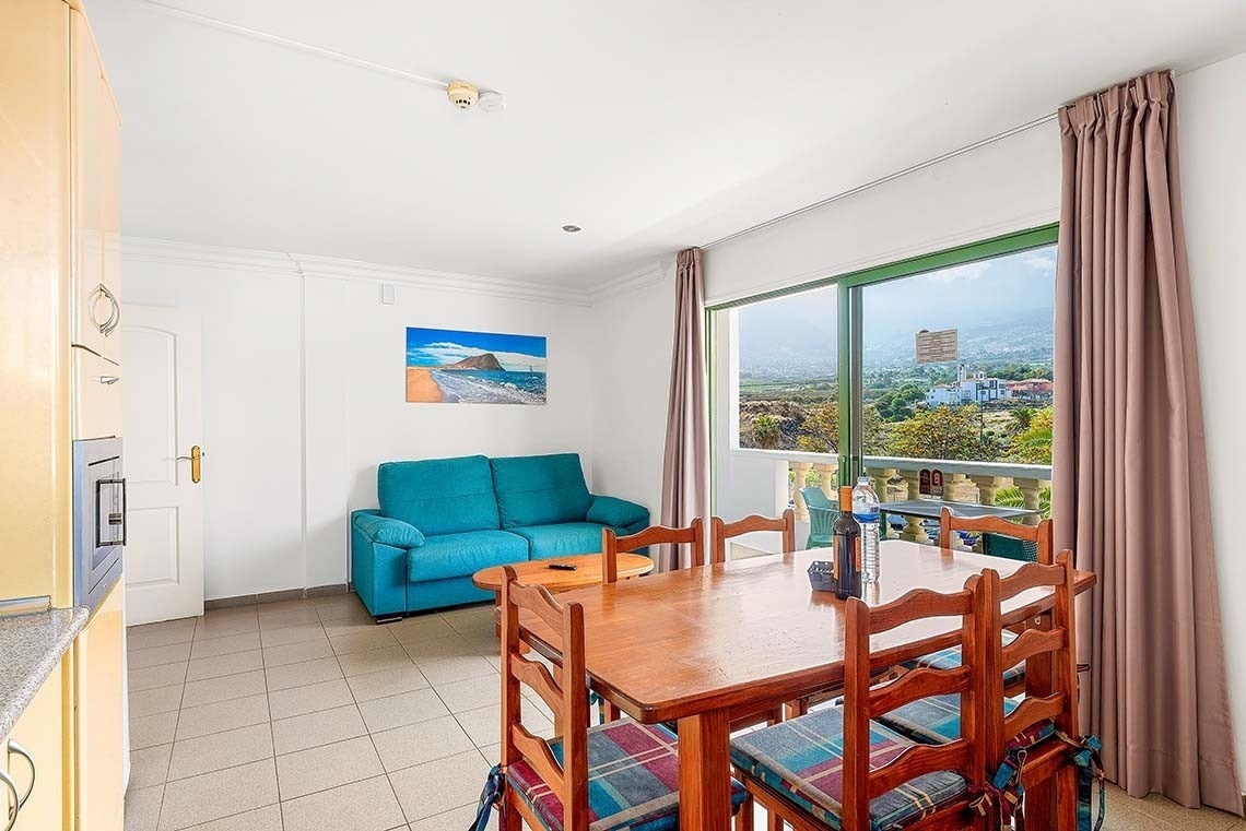 un balcon avec une table et des chaises et un parapluie