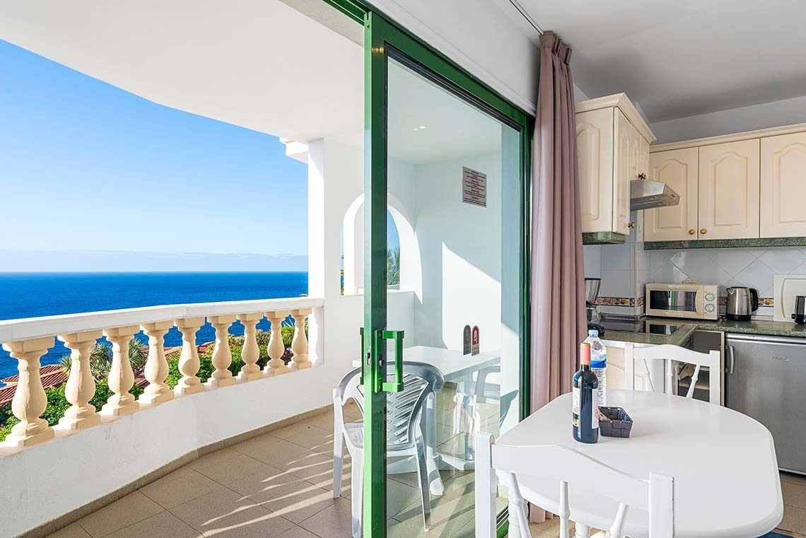 une table avec une bouteille d' huile d' olive sur elle