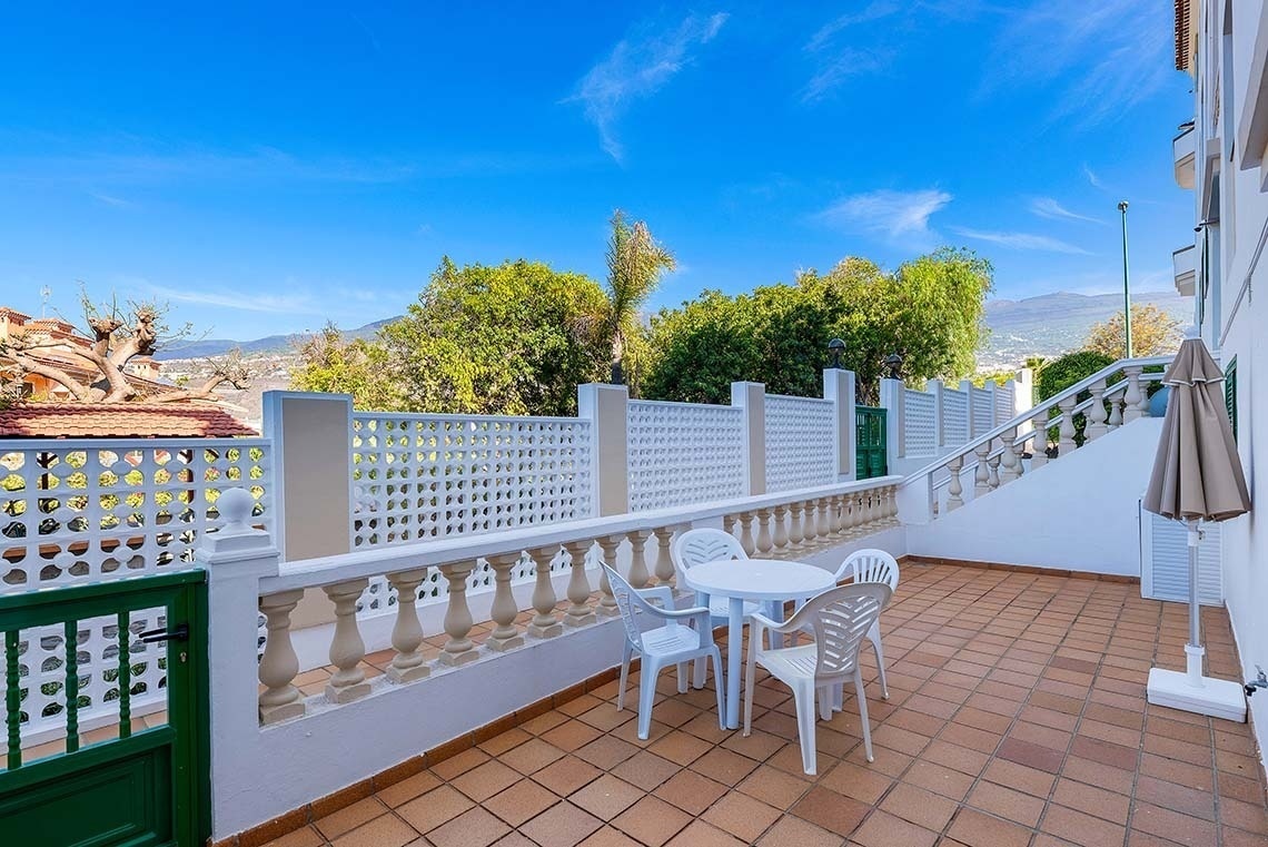 un salon avec un canapé bleu et une fenêtre