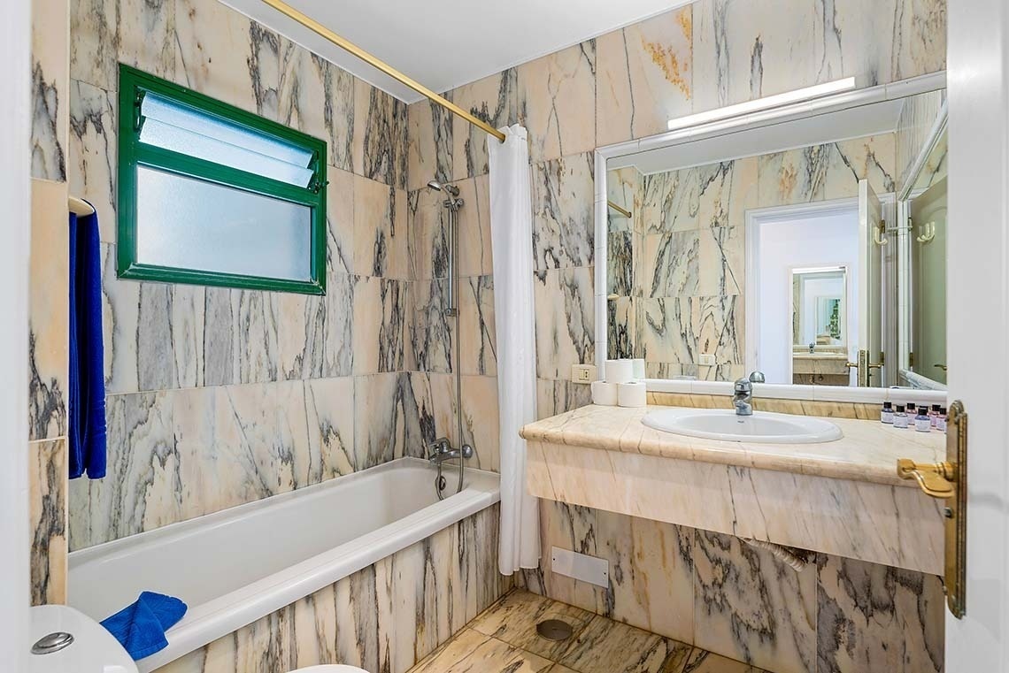 une salle de bain avec un lavabo et une baignoire