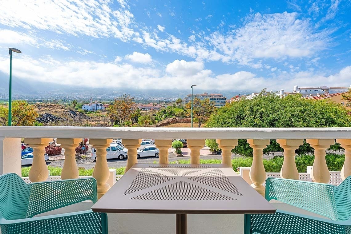 une salle à manger avec un canapé bleu et une télévision netflix