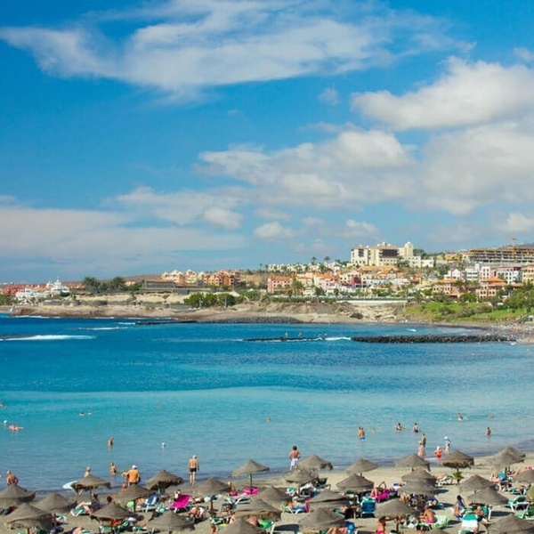 une plage avec un pont en arrière-plan