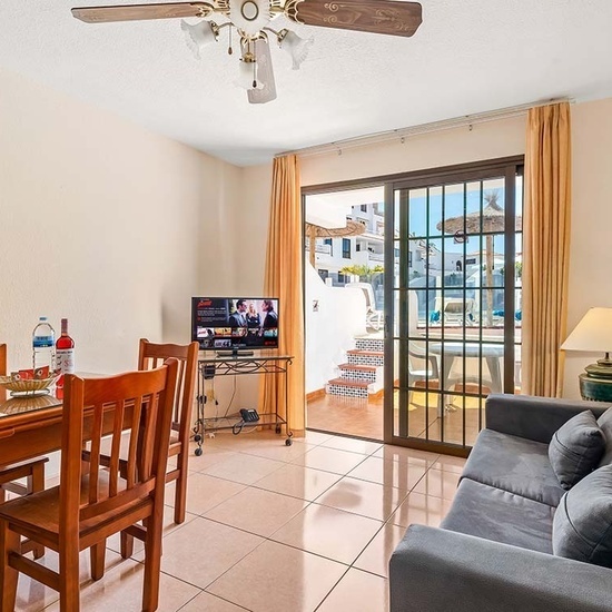 1 Bedroom Apartment Sunny and with Pool Views