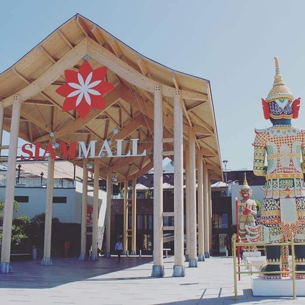 l' entrée du siammall avec un tapis rouge et des ballons