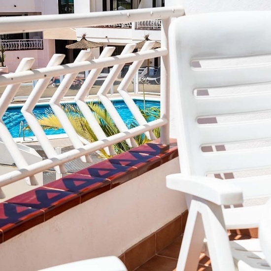 Large Sunny 1 Bedroom Apartment with Pool Views