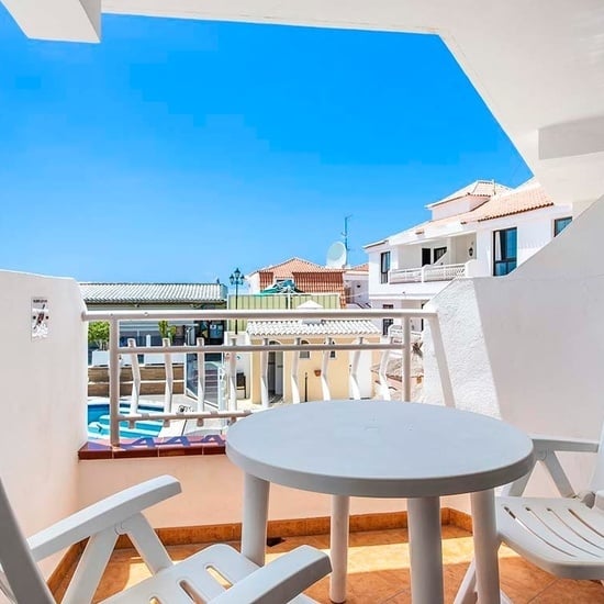 Large Sunny 1 Bedroom Apartment with Pool Views