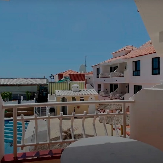 Large Sunny 1 Bedroom Apartment with Pool Views