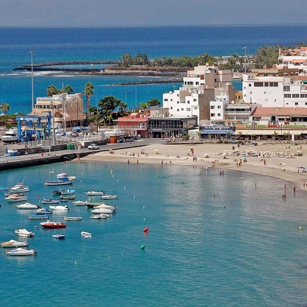 un couple de golfeurs joue sur un terrain de golf entouré d' eau