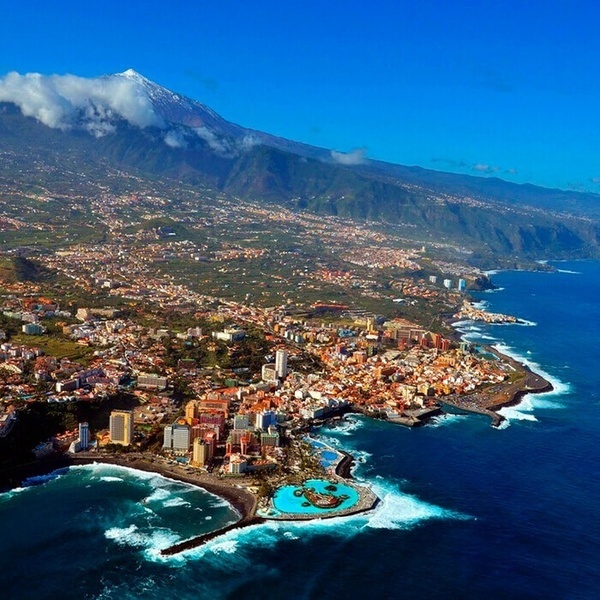 un escalier roulant à l' extérieur d' un bâtiment plaza del duque