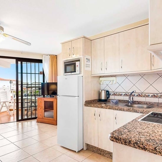 Large Sunny 1 Bedroom Apartment with Pool Views