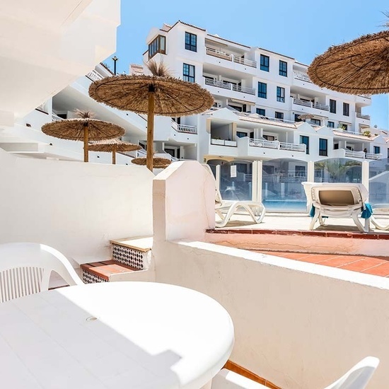 1 Bedroom Apartment Sunny and with Pool Views