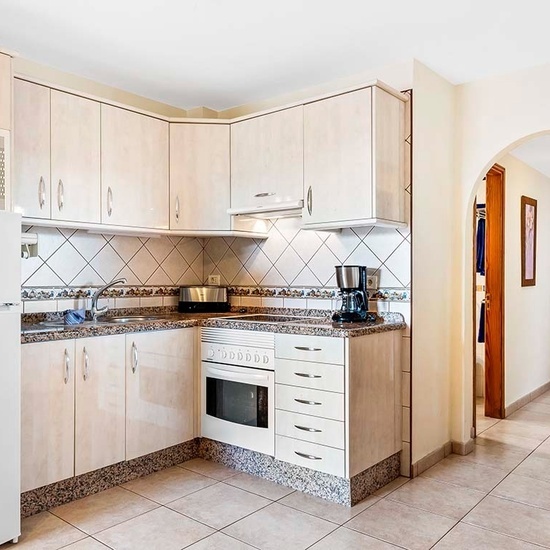 Large Sunny 1 Bedroom Apartment with Pool Views