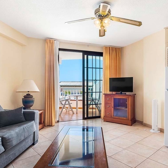 Large Sunny 1 Bedroom Apartment with Pool Views