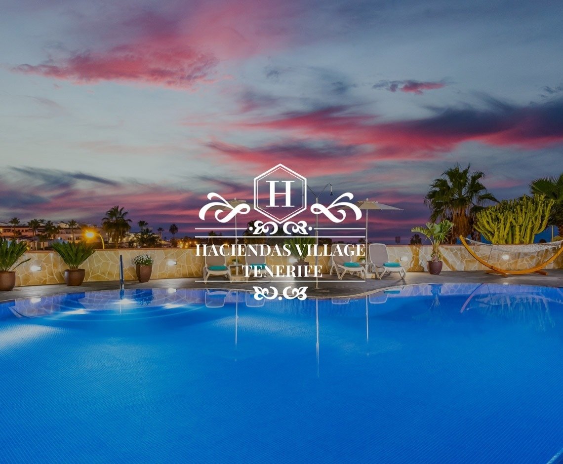 un letto a baldacchino si trova accanto a una piscina